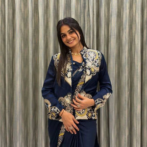 Sari de Seda de Diseño 2026 Listo para Usar con Blusa con Espejos y Capa Étnica Indo-Occidental, Conjunto de 3 Piezas para Mujer, Ropa de Boda de Invierno - Product Image 1