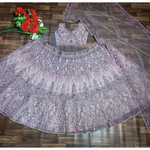 Magnifique Lehenga Choli avec des paillettes et des sequins, vêtements de fête - Product Image 5