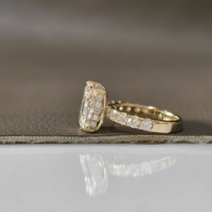 Anillo de Compromiso de Lujo con Diamante Cultivado en Laboratorio de 4 Quilates, Corte Radiante, Banda Pavé, Oro de 14K, Certificado IGI, Diamante VS1 E para Aniversario o Boda - Product Image 2