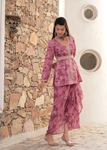 Kurta rose oignon style veste avec broderies à la main et jupe drapée - Product Image 4