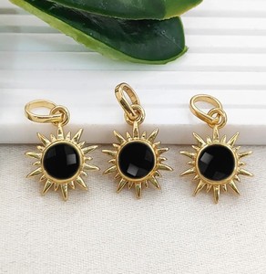 Colgantes de Ónix Negro Sunburst - Colgante Redondo con Engaste Chapado en Oro - Colgantes de Piedras Preciosas Redondas de 6mm Hechos a Mano - Product Image 1