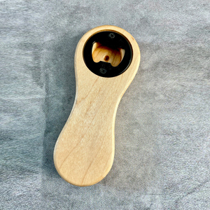 Ouvre-bouteille élégant en bois de noyer avec poignée arrondie et accents métalliques, moderne et fonctionnel, accessoire de bar. - Product Image 2