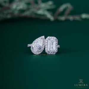 Bague de fiançailles pour femme en or blanc 18 carats avec deux diamants de laboratoire de forme mixte (poire et émeraude) et double halo, 3,33 carats - Product Image 2
