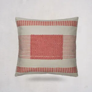 Housse de coussin marocaine tissée à la main avec broderie à pompons |   Housse de coussin décorative bohème |   Taille personnalisée et approvisionnement en gros - Product Image 1