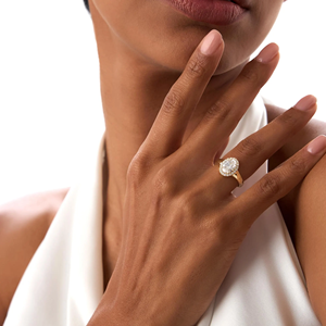 Bague de fiançailles en or jaune avec diamant taille ovale, style classique pour femme, design halo - Product Image 6