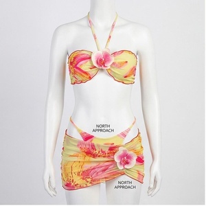 Ensemble de yoga 2 pièces imprimé papillon bleu avec finition dorée, body à col en V profond et jupe portefeuille longueur genou - Product Image 1