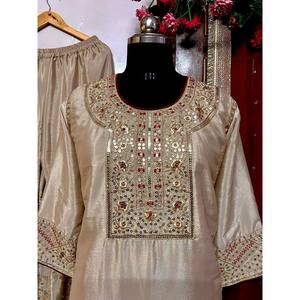 Ensemble de costume en satin de créateur avec travail de sequins et de fils, manches longues, taille XL - Product Image 1