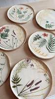 Assiette de service ronde en métal avec motif floral, émail coloré, design bohème, bordure dorée