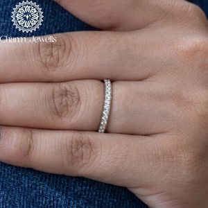 Bague Classique Femme Charm Jewells Certifiée IGI, 3 grammes, Plaqué Or Argenté, Moissanite Taille Coussin, Sertissage à Griffes, Bague d'Éternité - Product Image 1