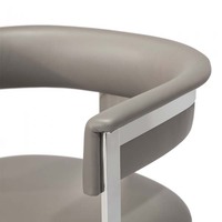 Chaise de salle à manger moderne avec structure en métal blanc et assise en similicuir beige