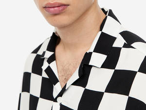 Chemise décontractée d'été pour homme en satin anti-plis à manches longues, col boutonné, couleur unie, motif sublimation - Product Image 3