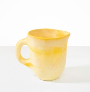 Carafe en céramique jaune minimaliste avec poignée pour la cuisine, disponible chez Worldwide Supply - Product Image 3