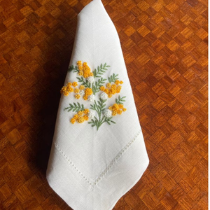 Serviette en lin brodée avec marguerite et fleurs sauvages-Parfait pour votre mariage d'arrière-cour,, pendaison de crémaillère, mariage - Product Image 1