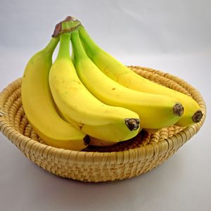 Plátanos Cavendish Verdes Austríacos Frescos de Primera Calidad, Grado 1, Sabor Natural Dulce y Suave, Caja de 13.5 kg, Almacenamiento en Frío, Mejor Precio - Product Image 1