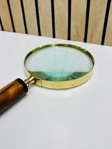 Lupa de Mano de Estilo Vintage de 4'' con Marco de Latón y Mango de Hueso (El Color del Mango Puede Variar) - Product Image 2