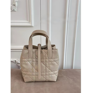 Sac fourre-tout noir matelassé en polyester avec fermeture éclair, deux poignées, motif losanges, style minimaliste, 7 chaînes, fleurs - Product Image 5