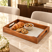 Plateau en bois décoratif émaillé avec poignées découpées à motifs, rectangulaire, pour la décoration de table à manger |   Assiette de service multifonctionnelle stylée