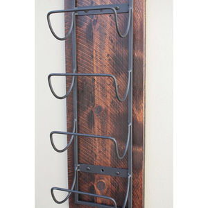 Porte-bouteilles mural style farmhouse avec panneau arrière en bois massif et support en métal noir pour bar à domicile et cuisine - Product Image 1