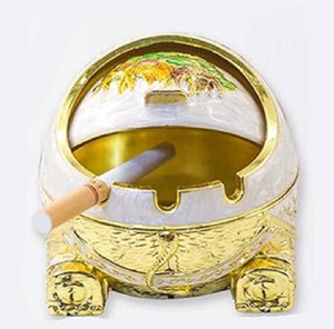 Cenicero vintage de metal dorado y esmalte blanco con tapa abatible y grabados florales, disponible a precios de mayorista. - Product Image 1