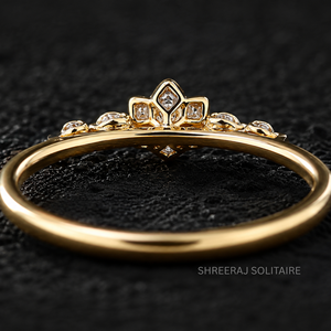 แหวนเพชรทรงกลมมินิมอลประดับเพชรไล่ระดับด้านข้าง ทอง 14K 18K แหวนหมั้นสั่งทำพิเศษ - Product Image 4