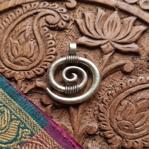 Pendentif spirale classique pour femme Divyoro avec placage argent oxydé en laiton - Product Image 2