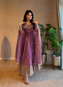 Vestido Anarkali Premium de Satén Fandy con Bordado de Zari y Lentejuelas, Anarkali Completamente Cosido con Dupatta - Product Image 4
