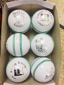 Balles de cricket blanches de haute qualité, cousues à la main, en cuir, best-seller, vente en gros, balles en cuir rigides pour les matchs d'équipe - Product Image 4