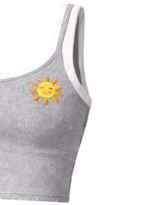 Ensemble deux pièces gris pour femme : Crop top extensible sans manches à col rond et mini-jupe taille haute moulante – Tenue d'été sportive - Product Image 4