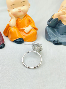 แหวนเพชรทรงรีประดับเพชรข้างในทองคำขาว ออกแบบมาเพื่อความสง่างามเหนือกาลเวลา ให้ประกายระยิบระยับ และหรูหราทันสมัยอย่างประณีต - Product Image 3