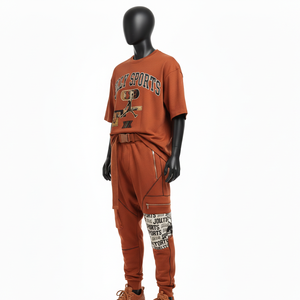 Conjunto de camiseta y pantalón jogger para hombre, de algodón grueso, estilo French Terry, color marrón óxido, con estampado gráfico, paneles cargo y logotipo bordado. - Product Image 4