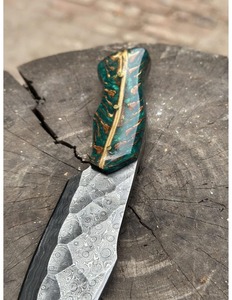 Couteau de chasse artisanal en acier Damas avec manche en résine, étui en cuir, personnalisable OEM/ODM, lame de qualité industrielle à pointe tombante - Product Image 2