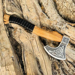 Hache artisanale d'inspiration viking avec tête en métal détaillée et manche en bois lisse pour collection - Product Image 2