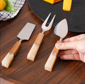 Ensemble de couteaux à fromage en acier inoxydable avec manche en bois de résine, lavable au lave-vaisselle, coffret cadeau pour plateau de charcuterie - Product Image 4