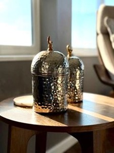 Ensemble de récipients décoratifs en métal doré martelé en forme de lune avec couvercle pour la décoration et le service de cuisine, provenant d'Inde - Product Image 3