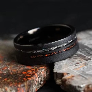 Anillo de Acero de Damasco con Incrustaciones de Madera de Barril de Whisky, Anillo de Boda para Hombre, Patrón Único de Vetas de Madera, Ajuste Cómodo, Joyería para Novio - Product Image 5