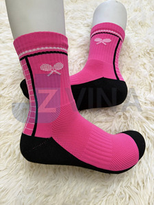 Chaussettes de sport en coton à épaisseur standard, style basique, avec logo personnalisé, pour jeunes hommes et femmes, pour le basketball, le football, le tennis, le pickleball - Product Image 3