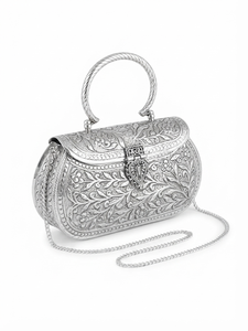 Sac de soirée ethnique en satin pour femme, fait main, vintage, en laiton plaqué argent, avec chaîne de sac à main ornée de motifs floraux sculptés - Product Image 1