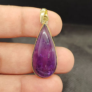 Colgante de Labradorita Natural con Acabado Texturizado, Bañado en Oro sobre Latón, Engastado en Bisel - Product Image 1