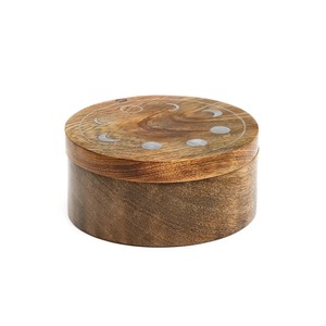 Boîte à bijoux pliable et empilable en bois sculpté et blanchi pour la décoration du salon - Product Image 1