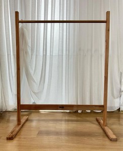 Porte-manteau autoportant en bois massif avec barre de suspension, design scandinave moderne pour chambre et salon - Product Image 5