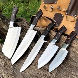 Juego de Cuchillos de Chef de Cinco Piezas Hechos a Mano con Diseño Vikingo, Cuchillos de Acero Inoxidable Ambidiestros con Mangos de Madera y Bolsa de Cuero Enrollable - Product Image 1