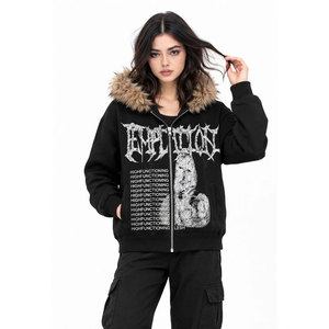 Sweat-shirt noir à capuche zippé avec doublure en fausse fourrure et imprimé graphique, veste d'hiver style punk pour femme - Product Image 2