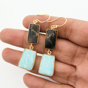 Boucles d'oreilles uniques plaquées or 18 carats avec pierres d'amazonite et de cuivre noir |   Boucles d'oreilles pendantes rectangulaires modernes - Product Image 1