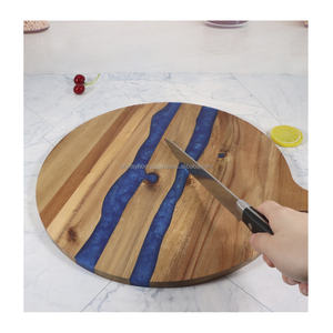Tabla de Cortar Redonda de Madera con Acabado Único de Ola Oceánica y Resina Epoxi Azul, Personalizada para Cocina - Product Image 4