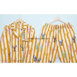 ชุดนอนผ้าฝ้ายทำมือสำหรับผู้หญิง แขนยาว คอวี ปิดด้วยเชือกผูก ลายพิมพ์บล็อกราศีพิจิกน่ารัก ระบายอากาศได้ดีและนุ่มสบาย - Product Image 6