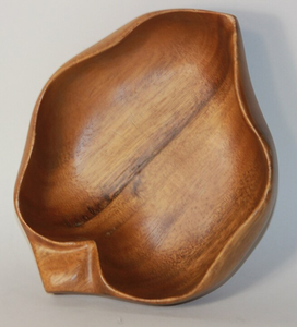 Bol en bois artisanal poli de forme de feuille, idéal pour les fêtes d'anniversaire, la décoration de table et le service. - Product Image 3