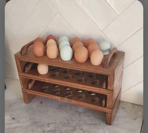 Élégant porte-œufs en bois pour l'organisation moderne de la cuisine, rehaussant la décoration du comptoir grâce à sa texture en bois naturel - Product Image 3