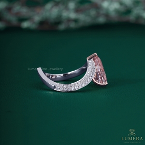 แหวนหมั้นเพชรทรงหยดน้ำสีชมพู 4.17 กะรัต ตัวเรือนทองคำขาว 18K แบบแยกส่วน ประดับเพชรทรงหยดน้ำสีชมพูแฟนซีเพาะเลี้ยงในห้องปฏิบัติการ - Product Image 4