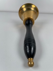 Cloche à main élégante et stylée en laiton avec manche en bois pour annonces, usage festif et son clair et lisse – Cloche à main en laiton de style nautique - Product Image 3