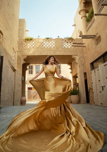 Vestido de Noche Largo de Satén Dorado de Lujo con Cola, sin Mangas, Escote Pronunciado en V, Vestido Maxi Glamuroso para Sesión de Fotos - Product Image 3